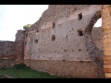 03166 ostia - regio i - insula xii - caseggiato dei triclini (i,xii,1) - hof - porticus - ostseite - 3. raum - suedwand - 01-2024.jpg